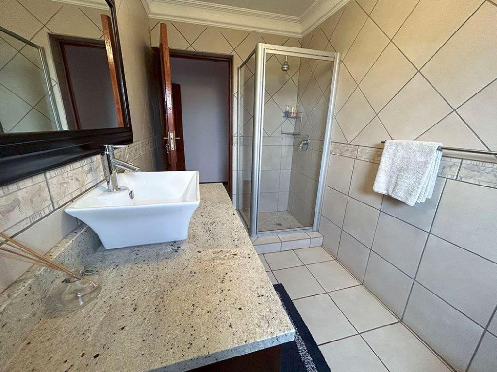 מטונזיני Royal Guesthouse חדר תמונה
